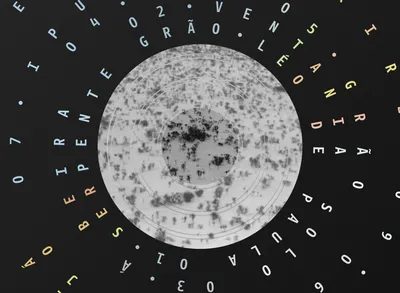 Identidade visual para o álbum musical Grão – Território Percussivo, primeiro registro solo do músico percussionista Léo de Paula. Lançado em 2021, o disco reúne 12 músicas que foram concebidas ao redor de temas que remontam a experiência da vida, costurada através a diversidade de elementos da expressão negra, como manifestações religiosas, musicais e folclóricas.