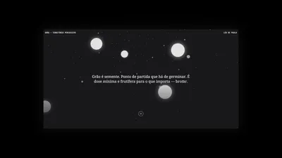 Website para o álbum musical Grão – Território Percussivo, primeiro registro solo do músico percussionista Léo de Paula. Lançado em 2021, o disco reúne 12 músicas que foram concebidas ao redor de temas que remontam a experiência da vida, costurada através a diversidade de elementos da expressão negra, como manifestações religiosas, musicais e folclóricas.