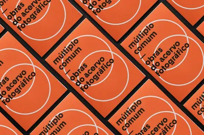 Projeto gráfico para a exposição e catálogo do projeto Múltiplo Comum — Obras do acervo fotográfico. Múltiplo Comum foi uma exposição coletiva que reuniu mais de 100 obras fotográficas de 55 artistas que compõe o acervo da Galeria de Arte Espaço Universitário, localizada na Universidade Federal do Espírito Santo. Com curadoria de Tom Boechat e Bruno Zorzal, a coletiva reflete a multiplicidade de temas, técnicas e abordagens que caracterizam a produção fotográfica ao longo de cinco décadas no Espírito Santo.