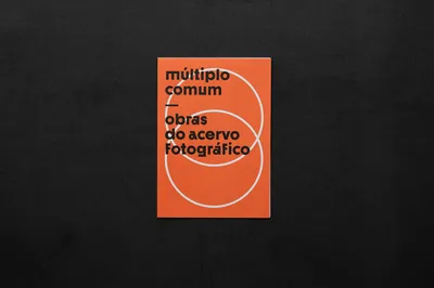 Folder da exposição Múltiplo Comum