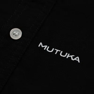 Detalhe da estampa do lettering próximo à um botão. Foto de divulgação